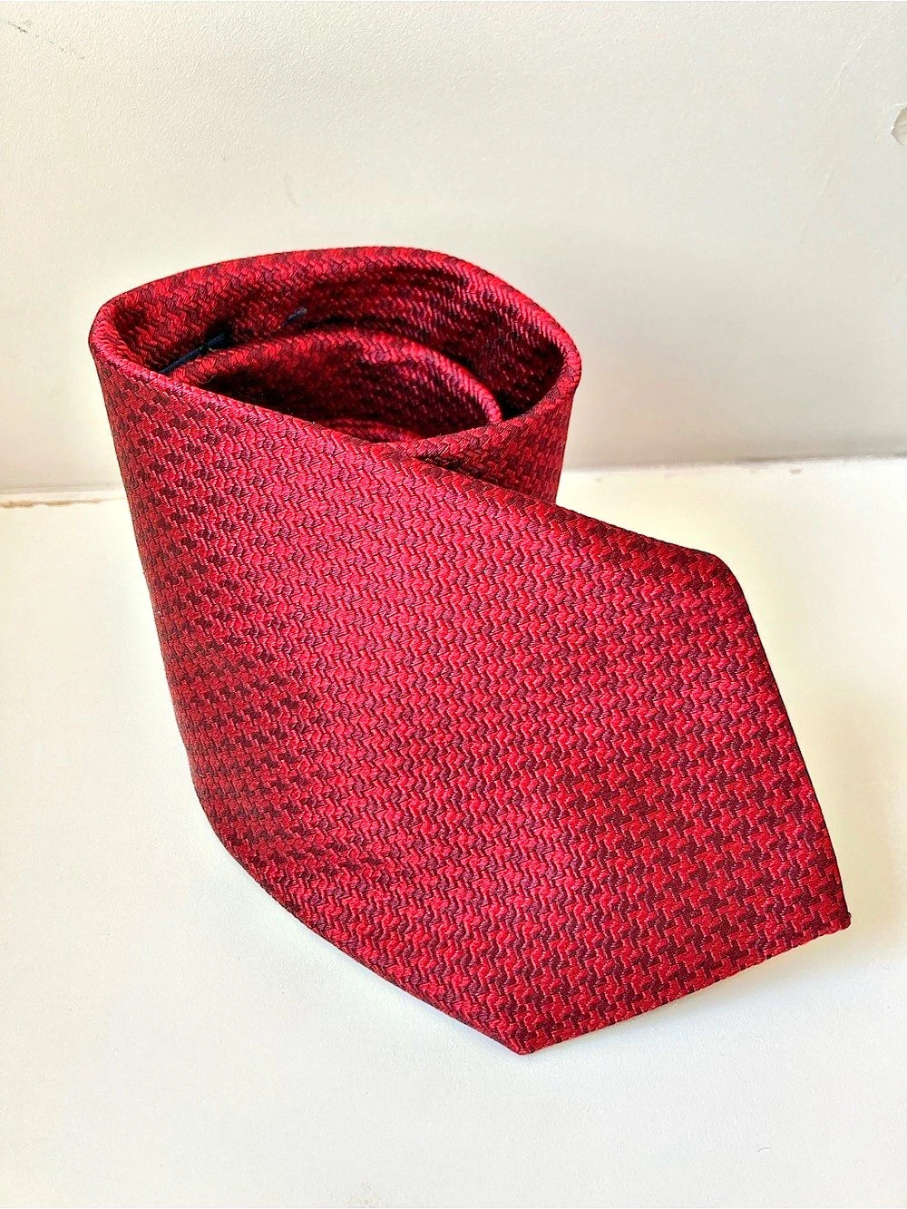 Tom James Men's Red Geometric Tie Like New silk necktie
